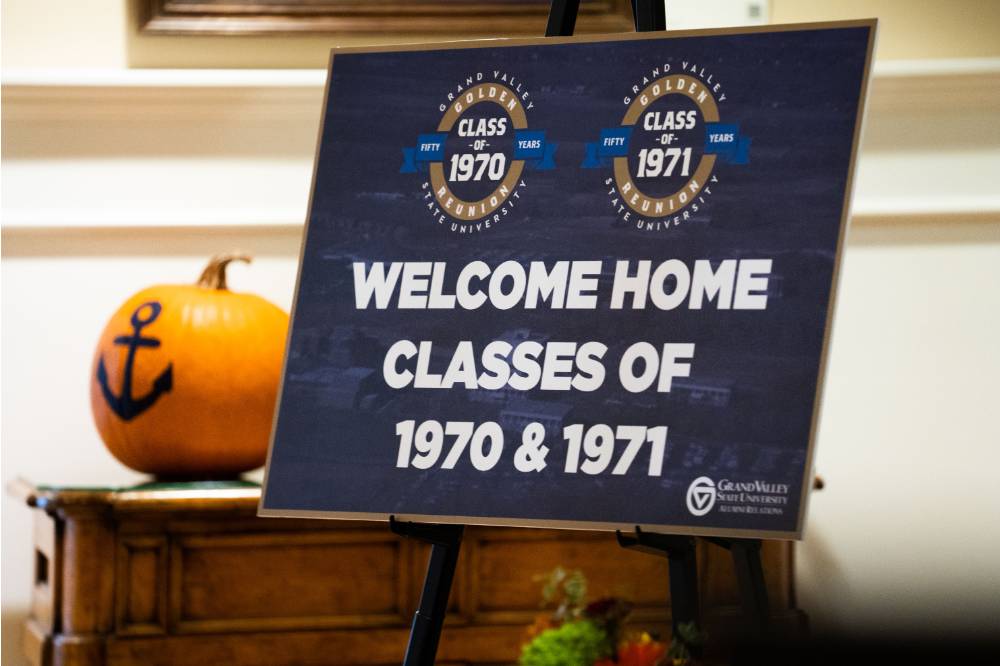 Sign that says "welcome home classes of 1970 and 1971"